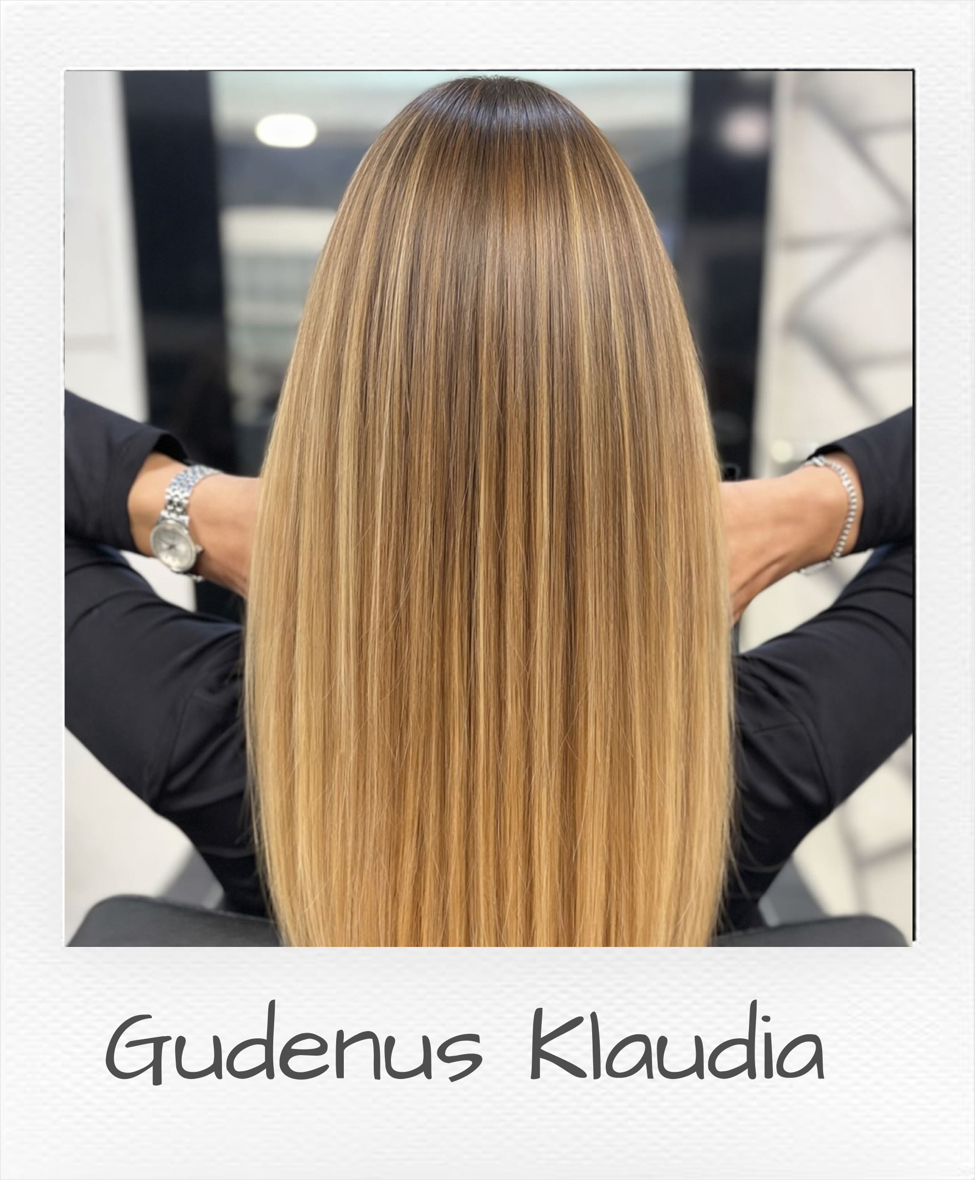 Gudenus Klaudia munkája — hosszú, egyenes szőke haj